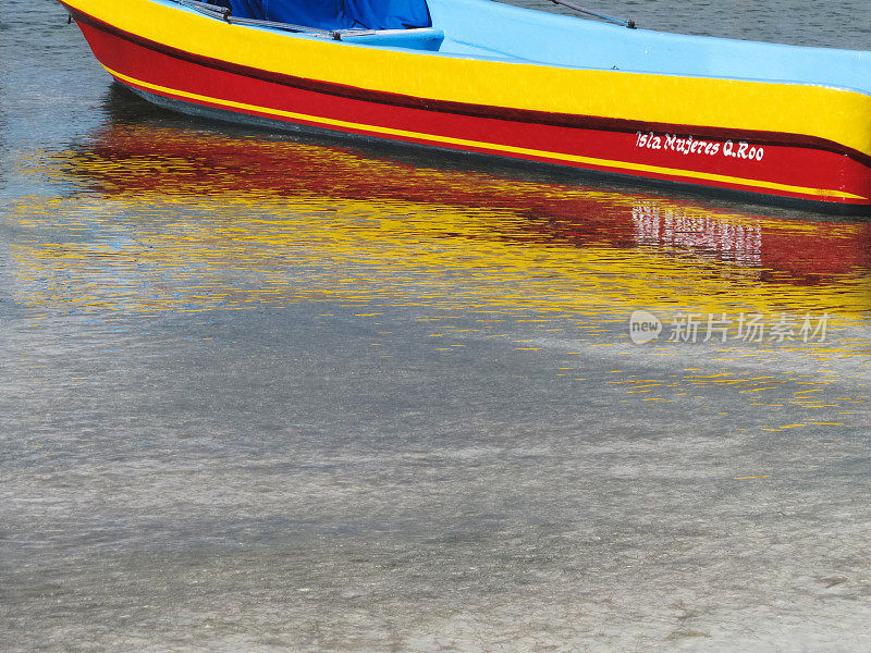 色彩斑斓的船在码头，加勒比岛Isla Mujeres，墨西哥